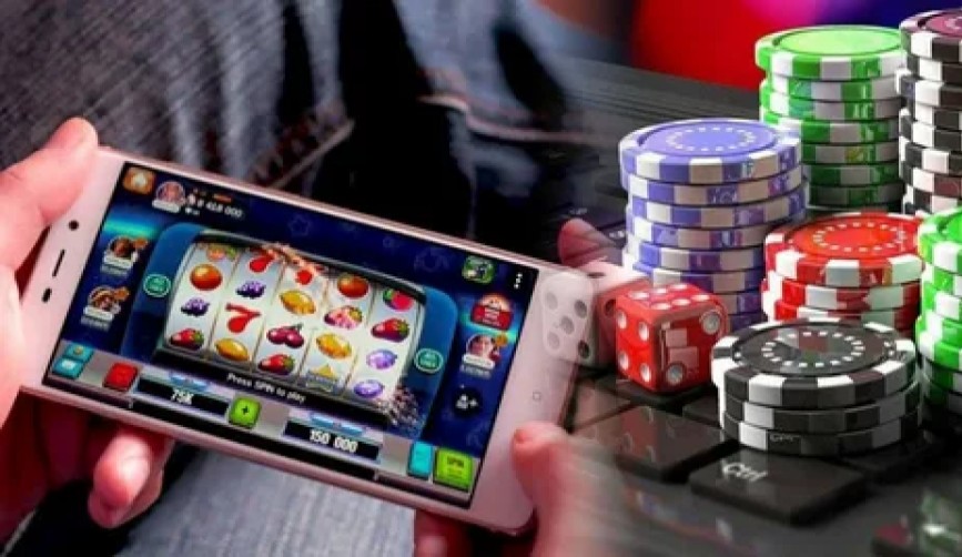 sedang bermain game slot online